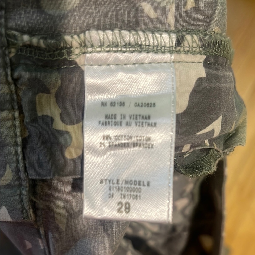 Guess Women's Green-Gray Camouflage Straight Leg Pants size 29 Mid Rise - Picture 11 of 11